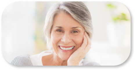 mujer de la terca edad sonriendo